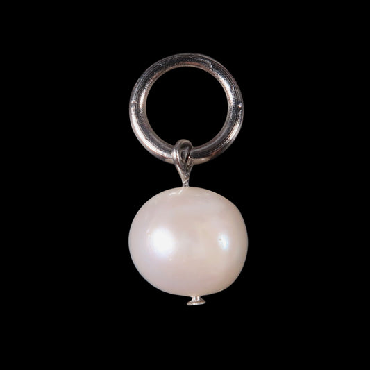 FRËSHWÄTËR PËARL CHÄRM (WHITË)