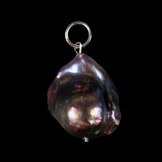 BÄROQUĖ  PËARL CHÄRM (PLÜM)